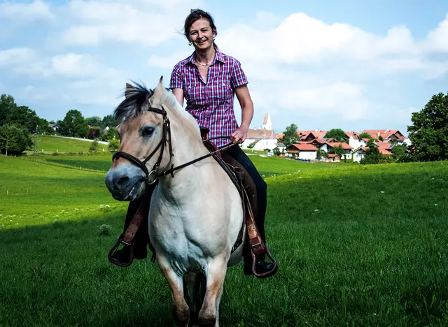 im Urlaub auf dem Reiterhof in Bayern mit dem eigenen Pferd ausreiten