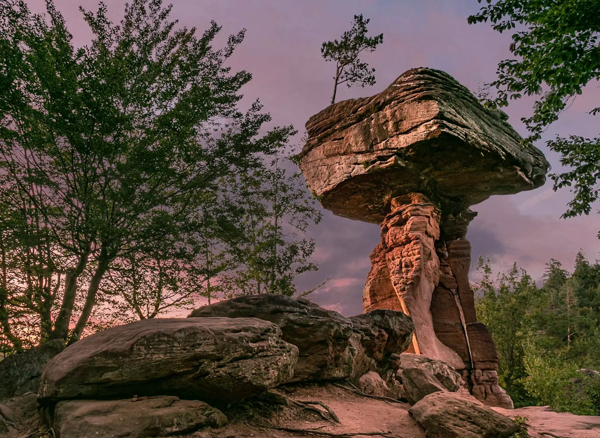 Mystische Stimmung am Teufelstisch in der Pfalz - © Pfalz-Touristik e.V., Daniela Rupp im Wanderurlaub in der Pfalz zum Teufelstisch im Biosphärenreservat Pfälzerwald wandern