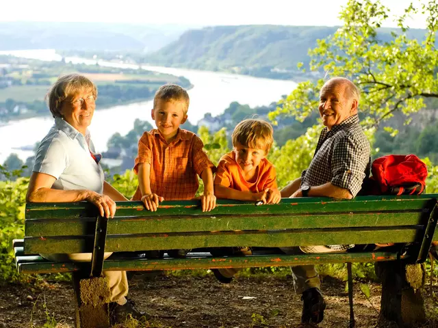 Im Urlaub mit Oma und Opa eine Wanderung mit Blick ins Rheintal unternehmen.