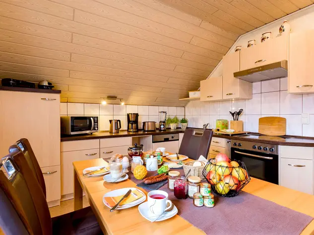 Frühstück mit regionalen Produkten - © Adrian Liebau, Landurlaub in Thüringen im Urlaub im Ferienhaus gemütlich frühstücken