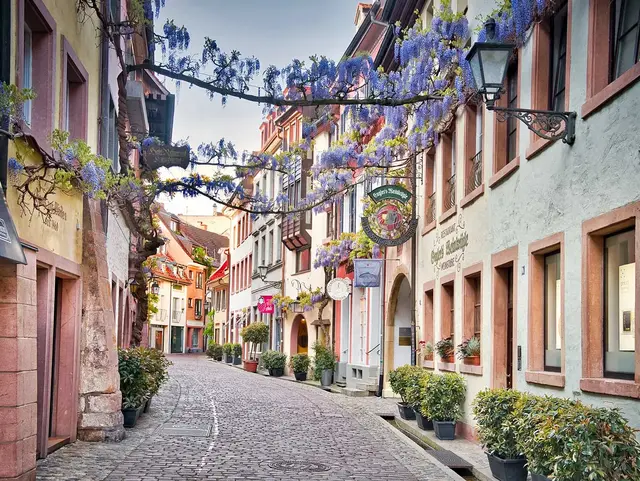 Gässle in Freiburg - © Pixabay.com, Paul Henri Degrande im Urlaub auf dem Bauernhof im Schwarzwald einen Ausflug nach Freiburg machen und durch die Gassen bummeln