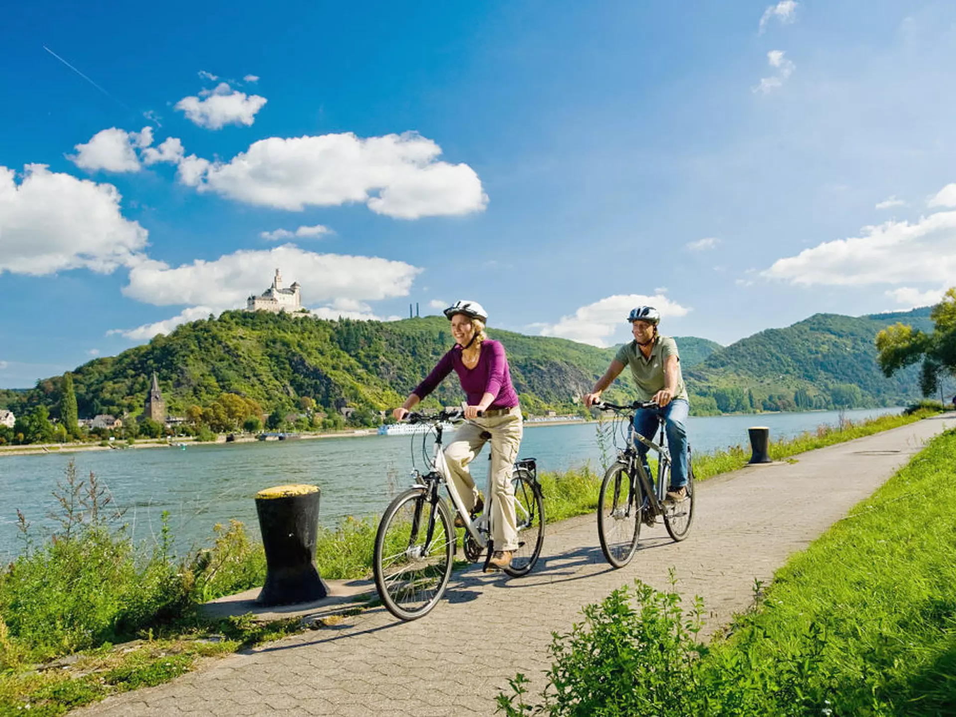Urlaub an Flüssen und Seen: mit dem Fahrrad auf dem Rheinradweg unterwegs
