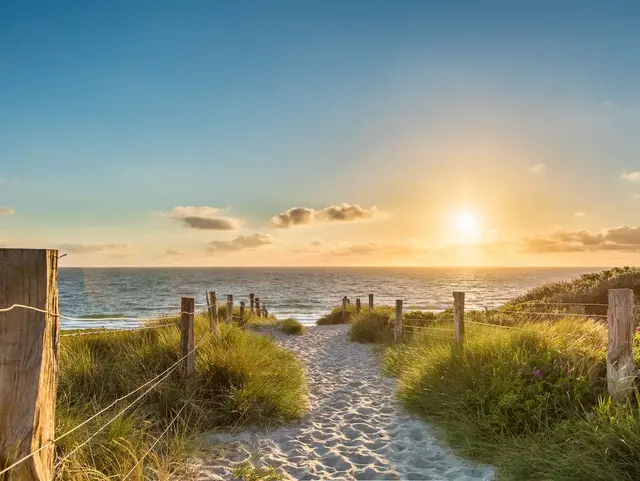 Urlaub in Ostfriesland: Sand und Meer.