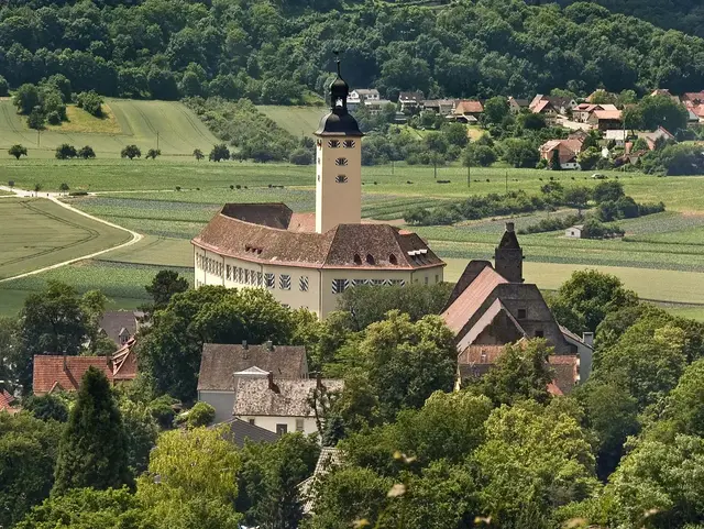 Burg Guttenberg - © Touristikgemeinschaft Heilbronner Land e. V., im Urlaub auf dem Bauernhof im Heilbronner Land die Höhenburg Burg Guttenberg besichtigen und eine Vorführung der Greifvögel besuchen