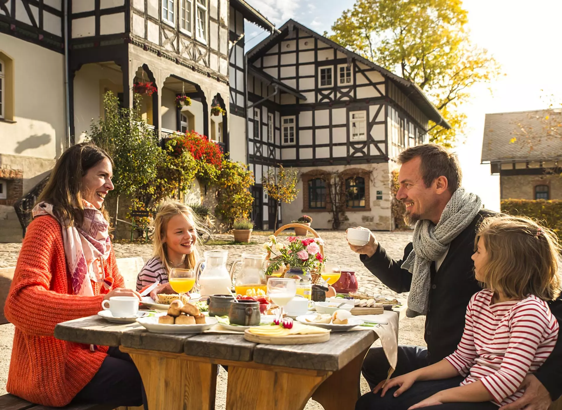 Frühstück mit der Familie - © Landurlaub in Thüringen, Joachim Köhler Frühstück mit frischen Produkten auf dem Ferienhof