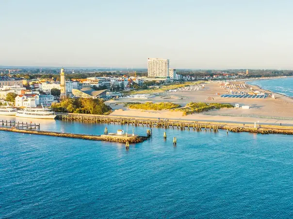 Seebad Warnemünde aus der Vogelperspektive - © Tourismusverband Mecklenburg-Vorpommern, Felix Gänsicke im Urlaub die Ostseeküste Mecklenburg entdecken und das Seebad Warnemünde besuchen
