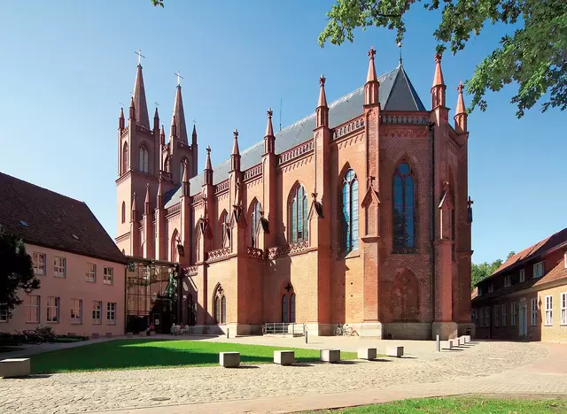im Urlaub die Mecklenburgische Schweiz entdecken und das Kloster Dobbertin am Dobbertiner See besuchen