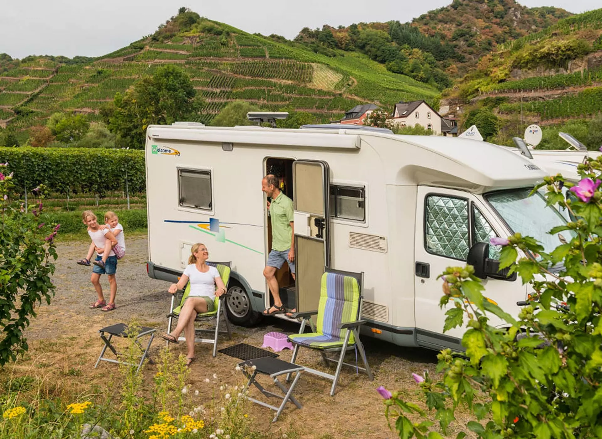 Wohnmobilurlaub auf dem Winzerhof im Ahrtal - © Rheinland-Pfalz Tourismus GmbH, Dominik Ketz im Urlaub mit dem Wohnmobil auf dem Winzerhof im Ahrtal bei der Weinlese mithelfen