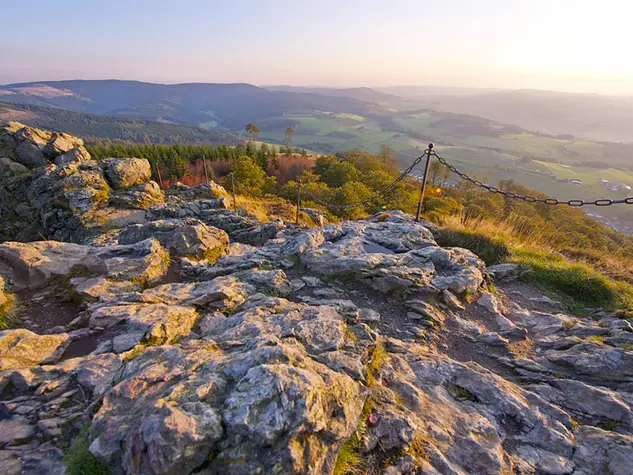 Im Urlaub im Sauerland die Bruchhauser Steine im Rothaargebirge bei einer Wanderung entdecken
