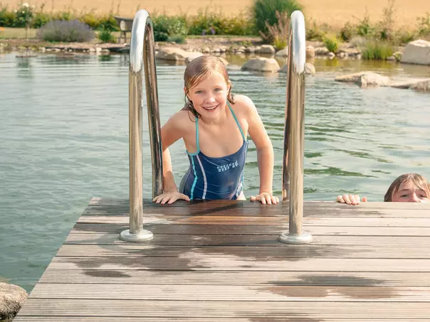 Mädchen beim Schwimmen