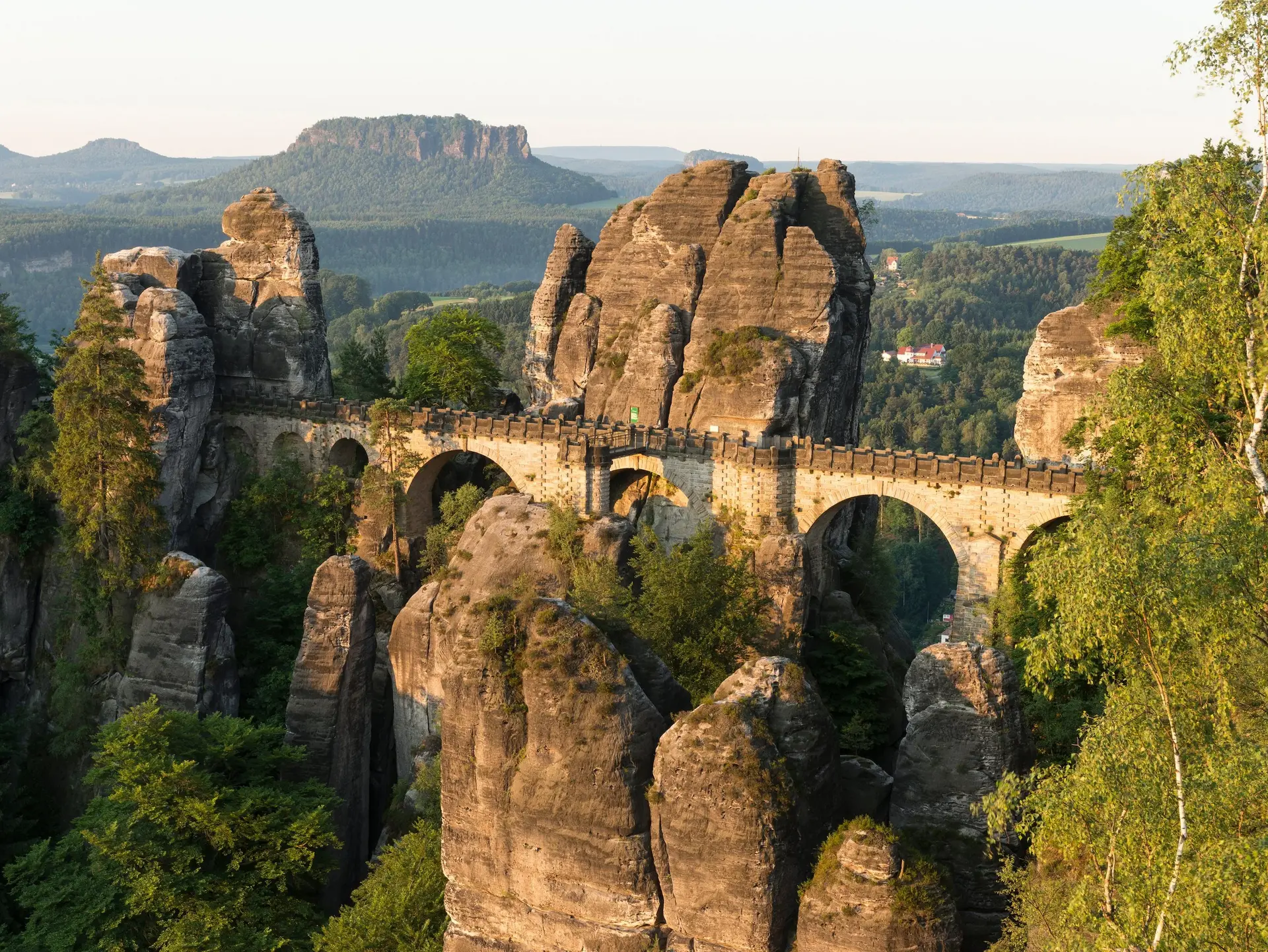 Beeindruckender Landurlaub in Sachsen: Blick auf die Bastei in der Sächsische Schweiz zum Sonnenaufgang