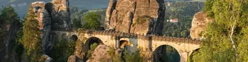 Beeindruckender Landurlaub in Sachsen: Blick auf die Bastei in der Sächsische Schweiz zum Sonnenaufgang