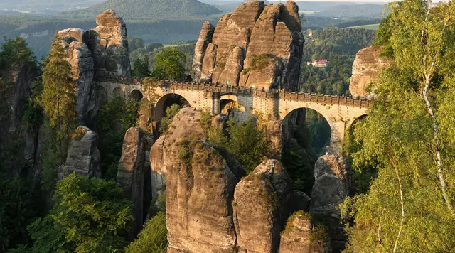 Beeindruckender Landurlaub in Sachsen: Blick auf die Bastei in der Sächsische Schweiz zum Sonnenaufgang