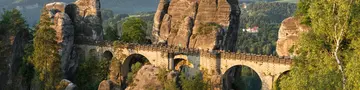 Landurlaub in Sachsen: Bastei in der Sächsische Schweiz - © Andreas Gruhl, Adobe Stock Beeindruckender Landurlaub in Sachsen: Blick auf die Bastei in der Sächsische Schweiz zum Sonnenaufgang