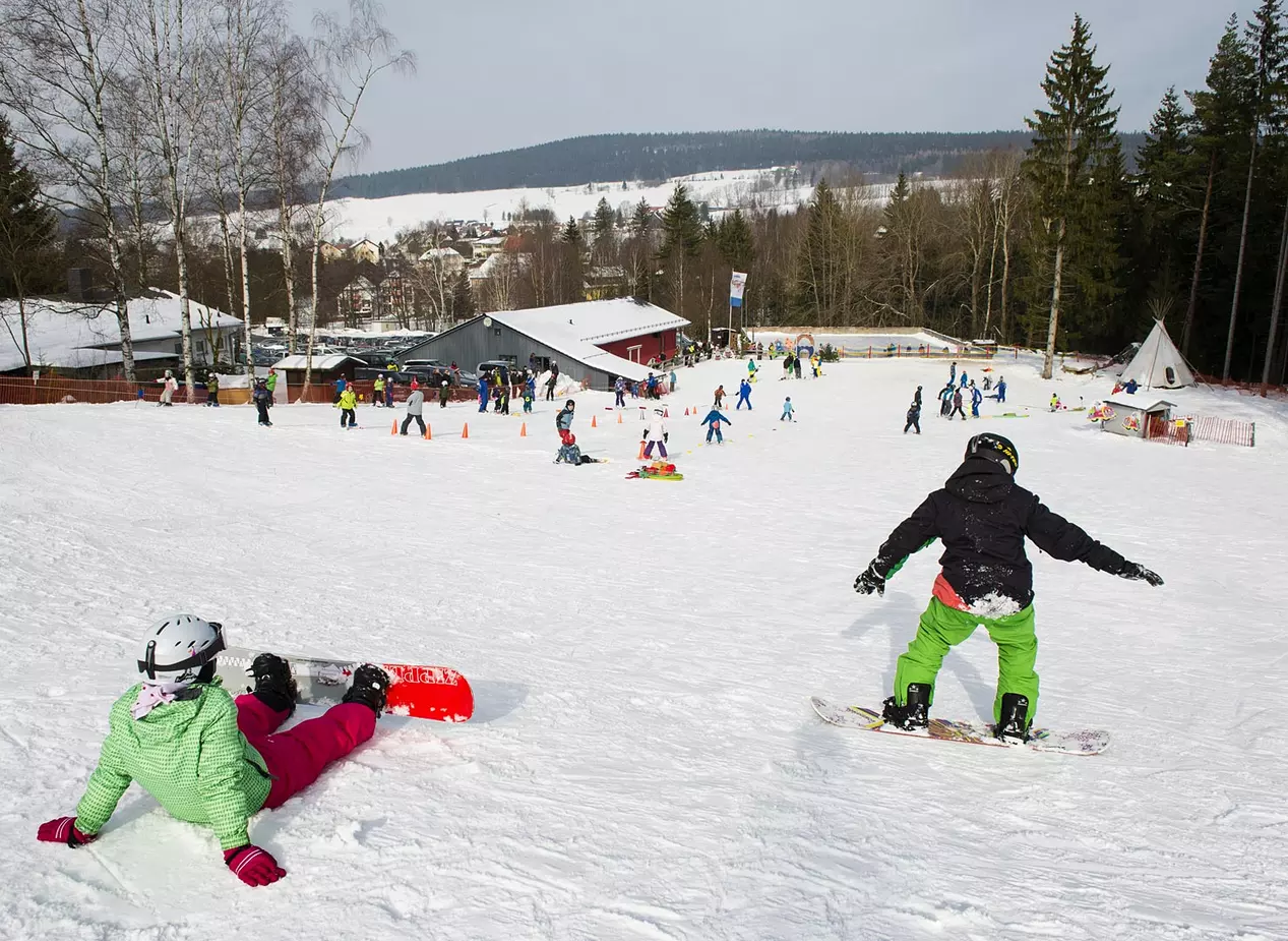Ski- und Snowboardschule im Fichtelgebirge - © Tourismuszentrale Fichtelgebirge e. V., Andreas Hub im Winterurlaub im Fichtelgebirge einen Skikurs in der Skischule machen