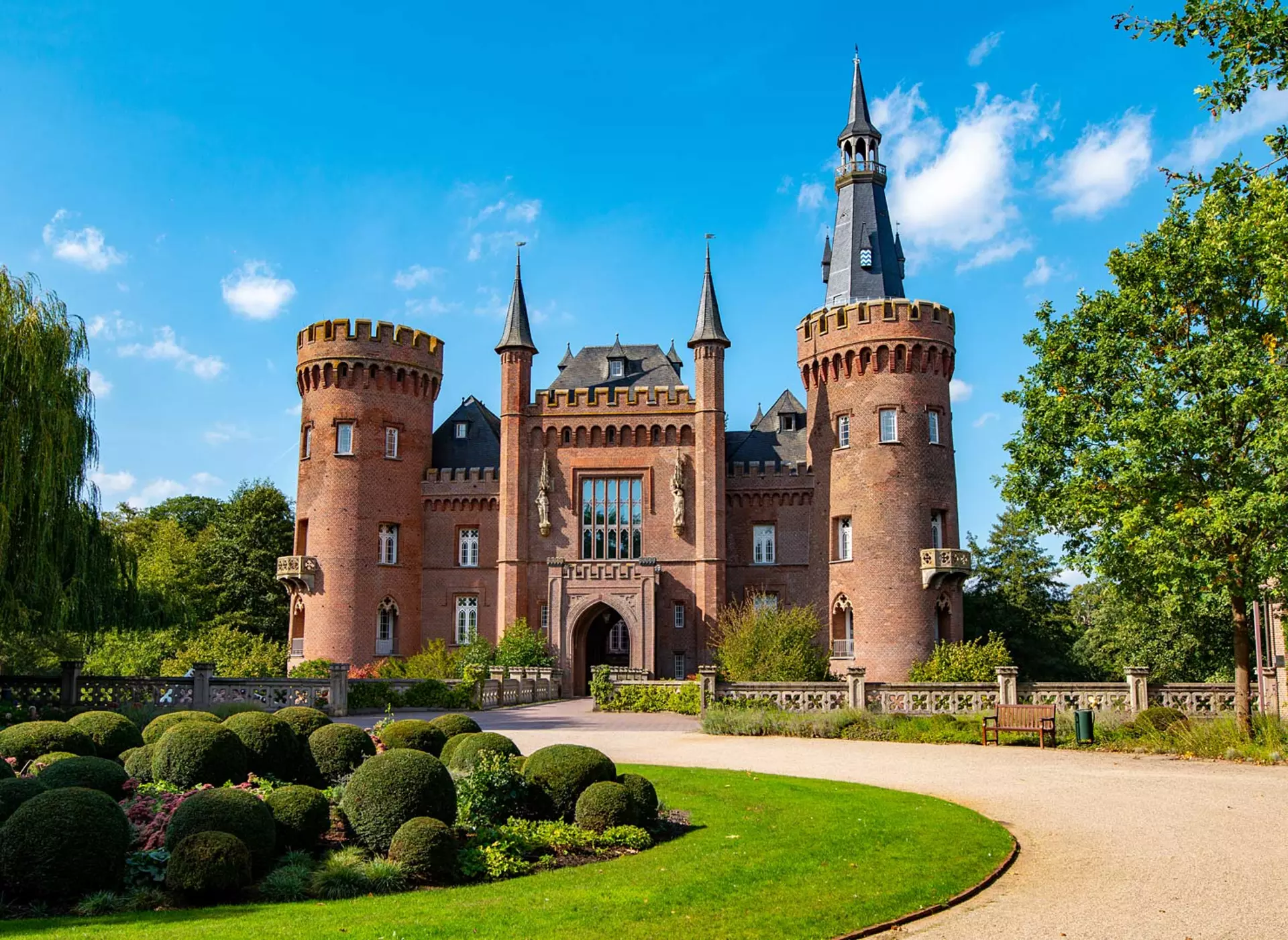 Museum Schloss Moyland bei Bedburg-Hau - © Tourismus NRW e. V., Sebastian Haas im Urlaub am Niederrhein einen Ausflug zum Museum Schloss Moyland unternehmen. Es ist ein Wasserschloss und beherbergt das Museum für moderne und zeitgenössische Kunst von Joseph Beuys.
