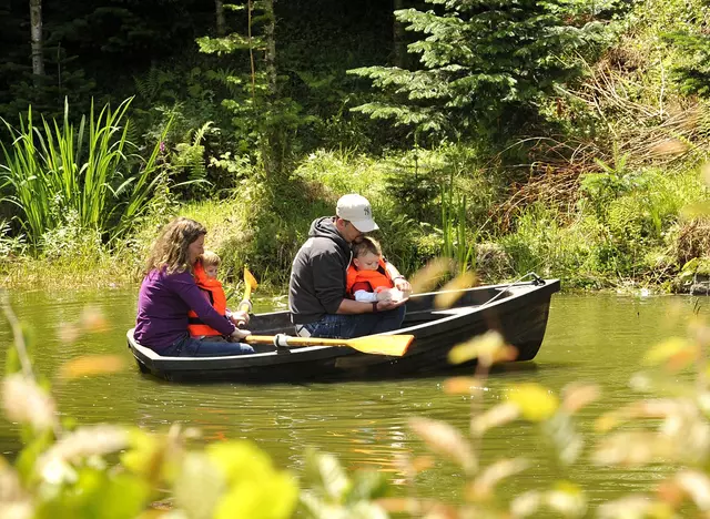 im Urlaub auf dem Kinderhof im Schwarzwald eine Bootsfahrt auf dem See machen