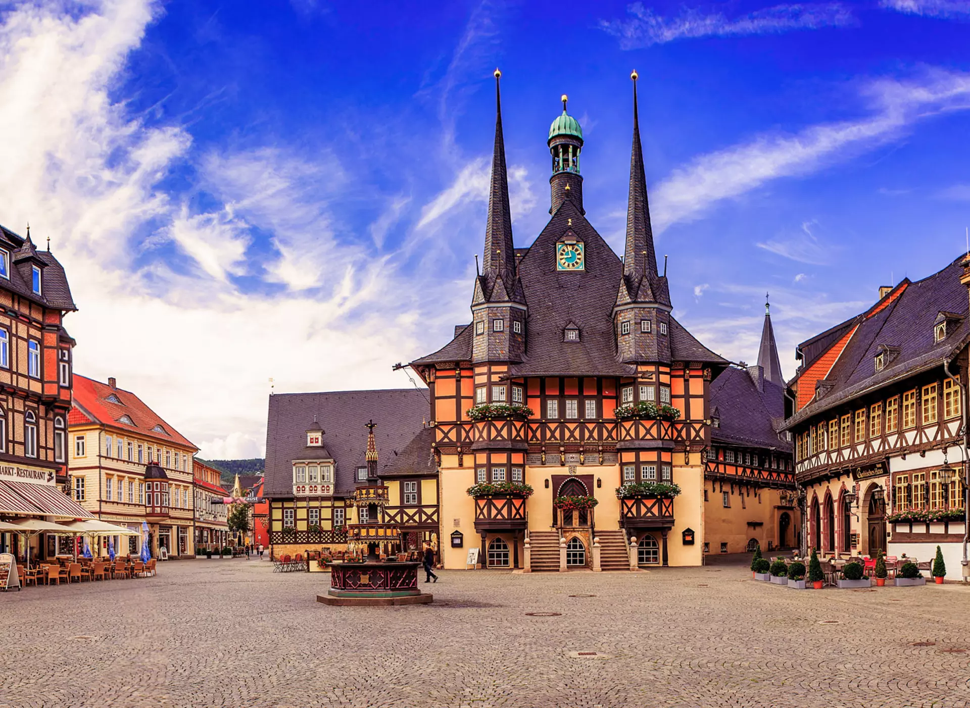 im Urlaub auf dem Bauernhof im Harz Wernigerode besuchen und das Rathaus im Fachwerkstil bestaunen
