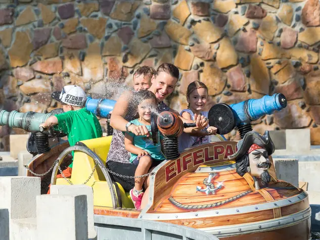 im Familienurlaub auf dem Bauernhof in der Eifel den Eifelpark Gondorf mit den Braunbären, Wölfen, Erdmännchen, Hirschen, der Sommerrodelbahn, der Achterbahn Käpt’n Jacks Wilde Maus und der Wildwasserbahn Pirateninsel besuchen