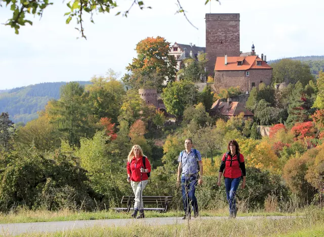 im Wanderurlaub im Taubertal die Gamburg in Werbach besuchen