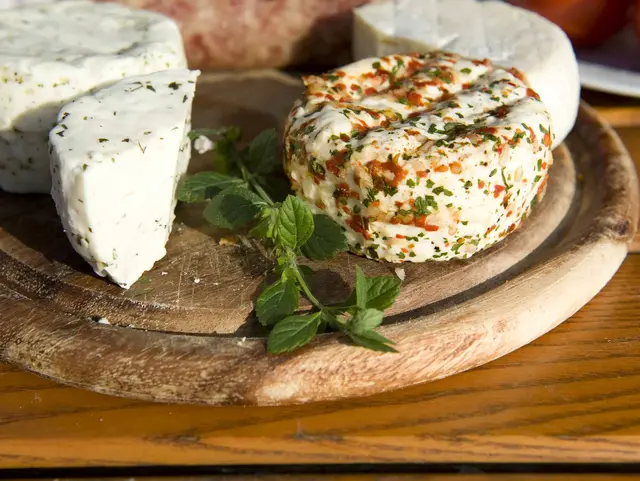 im Urlaub auf dem Bauernhof Ziegenkäse im Hofladen einkaufen