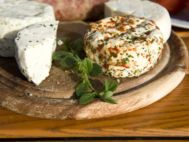 im Urlaub auf dem Bauernhof Ziegenkäse im Hofladen einkaufen