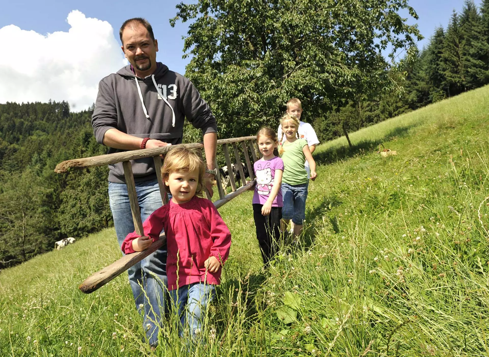 Bei der Obsternte helfen - © Landsichten.de, Susanne Mölle im Familienurlaub auf dem Bauernhof am Bodensee bei der Obsternte mithelfen