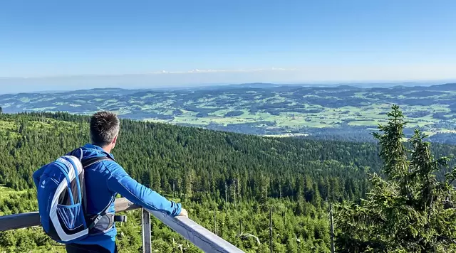 im Wanderurlaub im Bayerischen Wald auf dem Goldsteig wandern und den Ausblick genießen