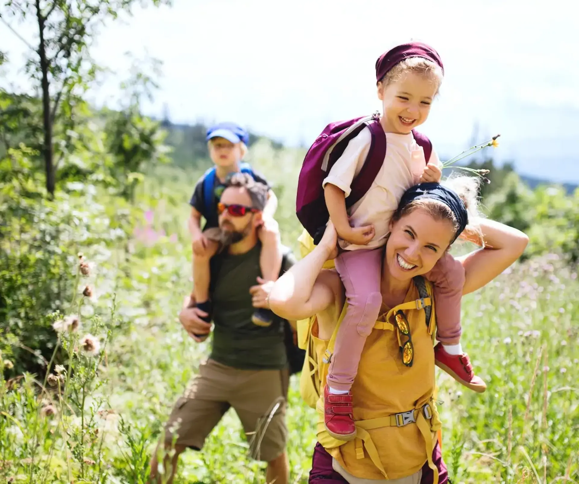 Familie mit zwei Kindern bei einem Spaziergang in der Natur