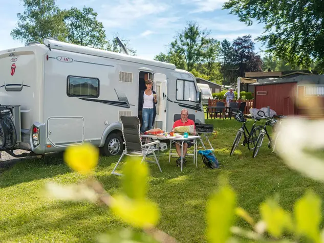 im Campingurlaub auf dem Bauernhof die Ruhe genießen