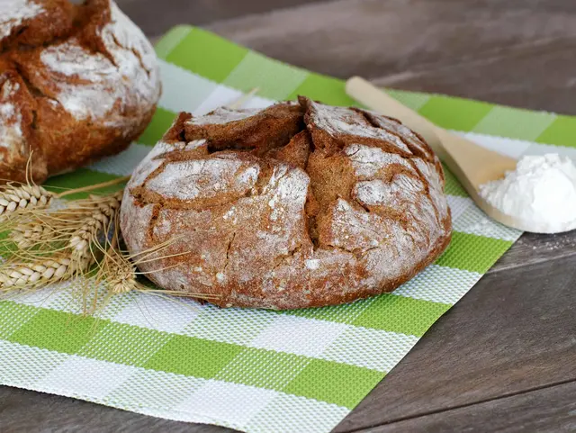 im Urlaub auf dem Bauernhof mit der Gastgeberin Brot backen