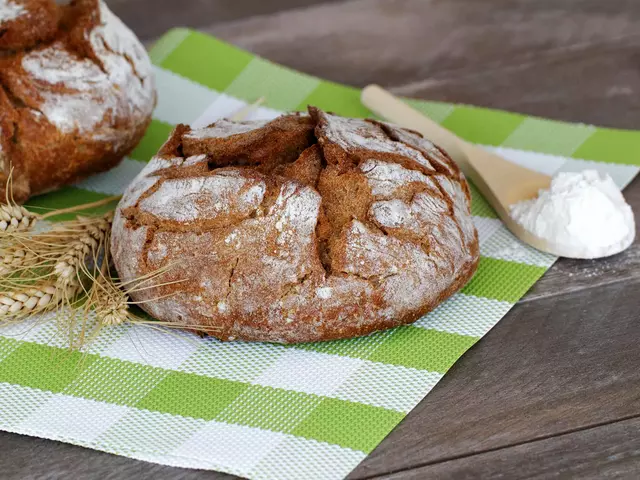 im Urlaub auf dem Bauernhof mit der Gastgeberin Brot backen