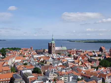 im Urlaub auf dem Bauernhof in Vorpommern die Hansestadt Stralsund am Strelasund besuchen
