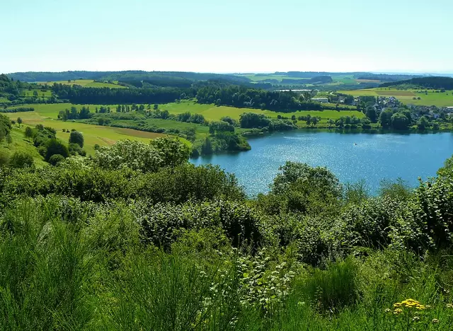 Maare in der Vulkaneifel beim Wandern auf dem Eifelsteig von Aachen nach Trier entdecken