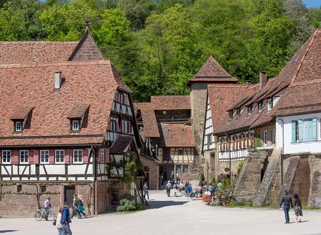 im Urlaub im Kraichgau das Zisterzienserkloster Maulbronn besuchen, die am besten erhaltene Klosteranlage des Mittelalters nördlich der Alpen