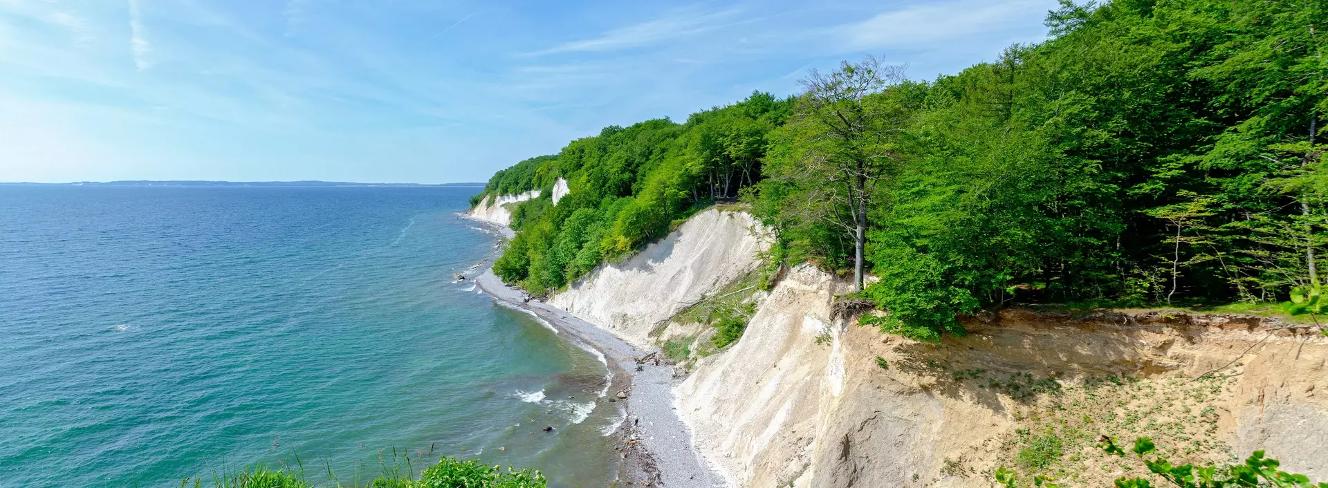 Blick auf die Kreidefelsenküste auf der Ostseeinsel Rügen und links davon das Meer