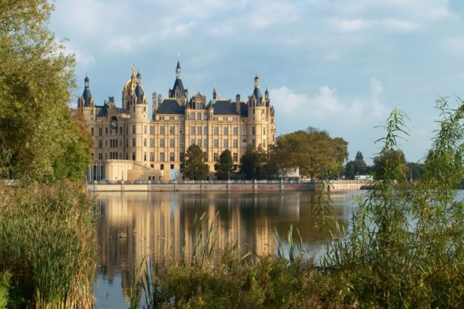 Das Schloss Schwerin trohnt über der Hauptstadt Mecklenburg-Vorpommerns.