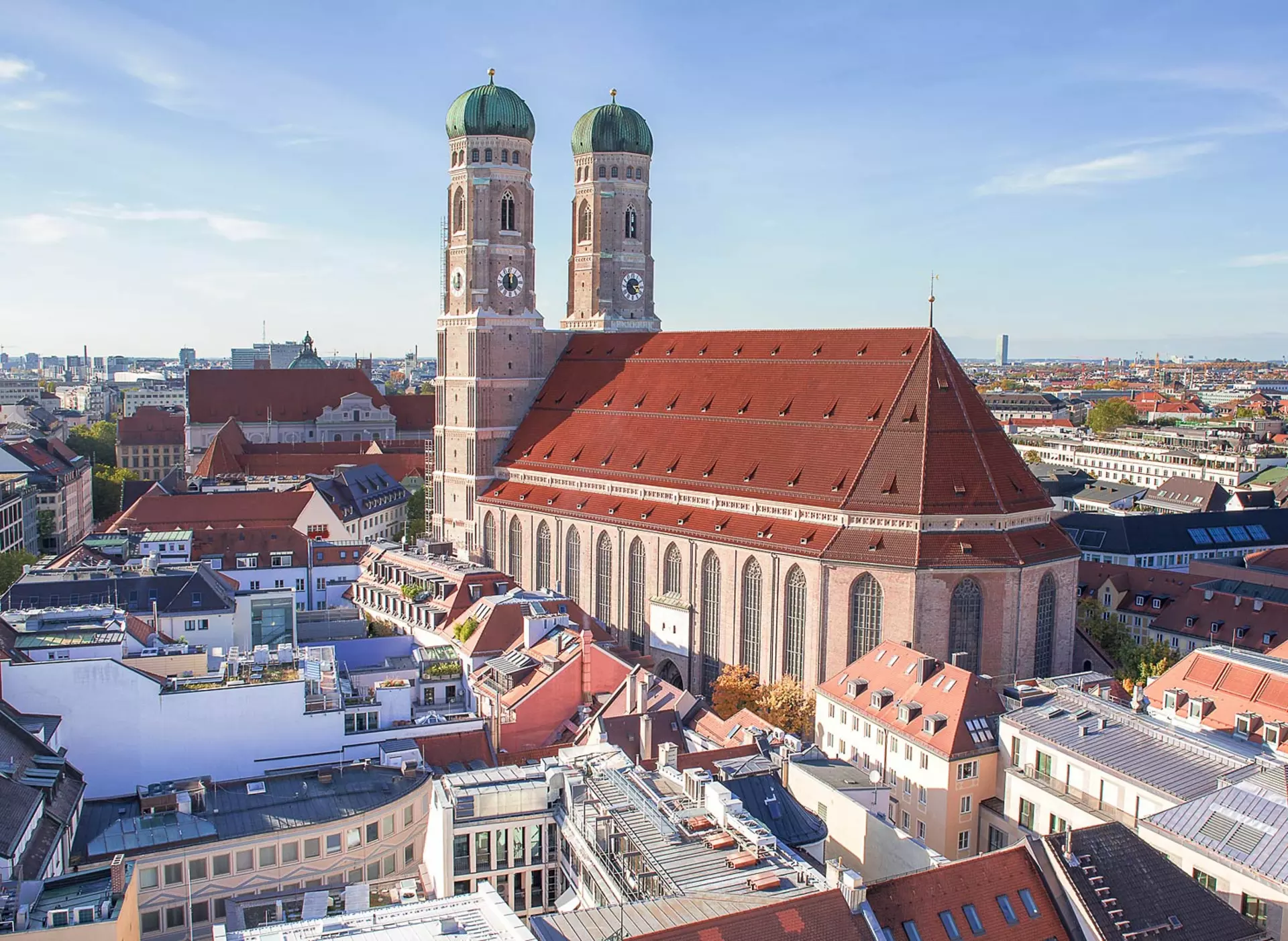 im Urlaub auf dem Bauernhof im umland von München einen Stadtbummel durch München machen und die Frauenkirche am Marienplatz besuchen 