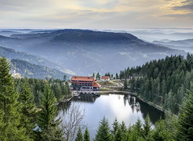 im Urlaub auf dem Bauernhof im Schwarzwald einen Ausflug zum Mummelsee an der Hochschwarzwaldstraße unternehmen