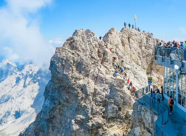 im Urlaub an der Zugspitze den höchsten Berg Deutschlands besteigen