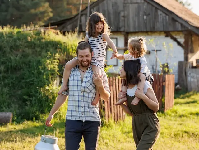 Familie geht mit Milchkanne auf dem Land spazieren. 