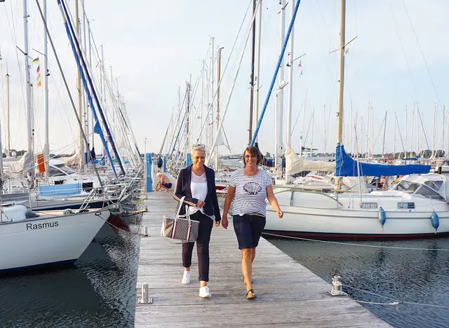Im Urlaub auf dem Bauernhof den Yachthafen in Burgtiefe entdecken. Er ist der größte und modernste der fünf Yachthäfen auf Fehmarn.