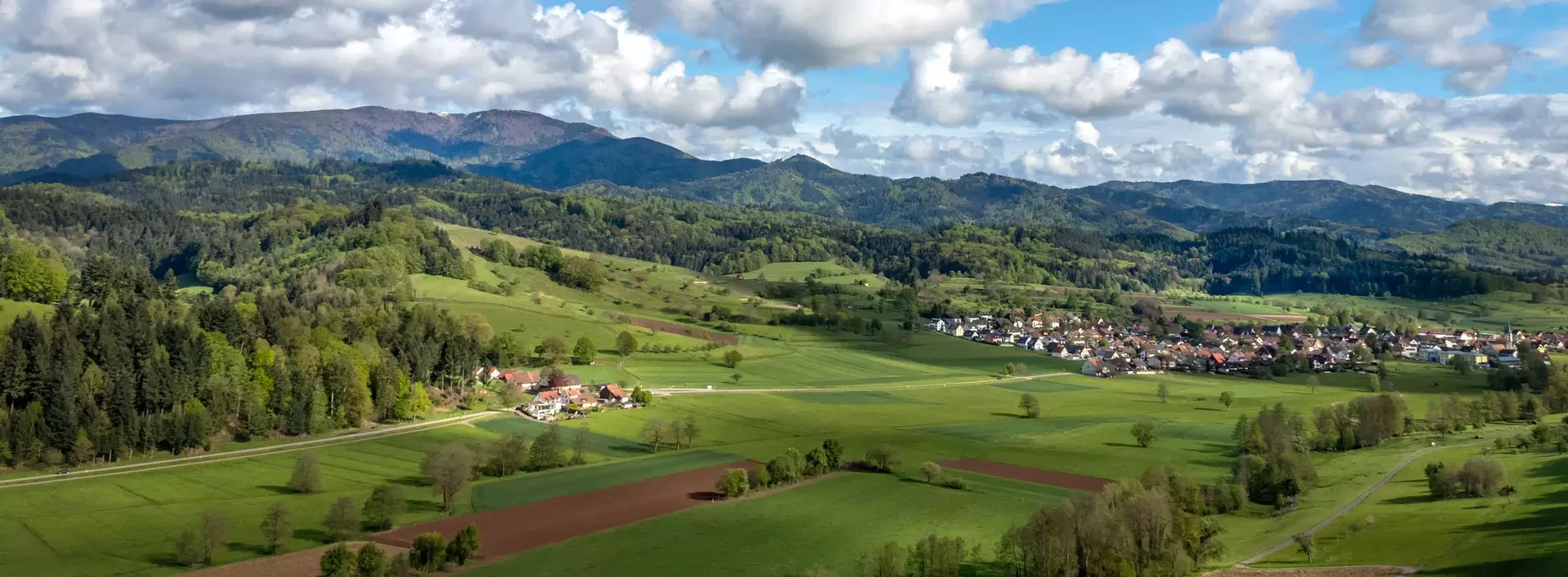 im Urlaub auf dem Bauernhof im Schwarzwald beimn Wandern herrliche Ausblicke genießen