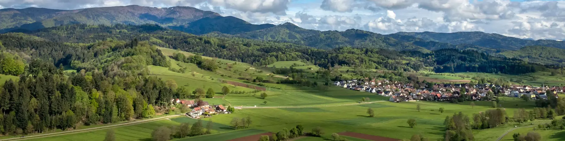 im Urlaub auf dem Bauernhof im Schwarzwald beimn Wandern herrliche Ausblicke genießen