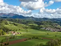 im Urlaub auf dem Bauernhof im Schwarzwald beimn Wandern herrliche Ausblicke genießen