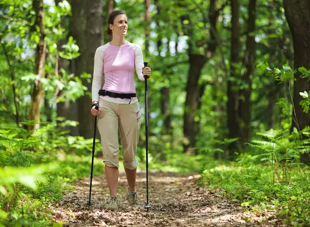 auf dem Gesundheitshof in Thüringen Nordic Walking im Wald erleben