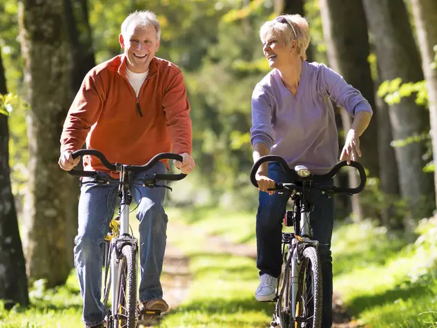 im Urlaub in Thüringen eine Radtour im Wald unternehmen