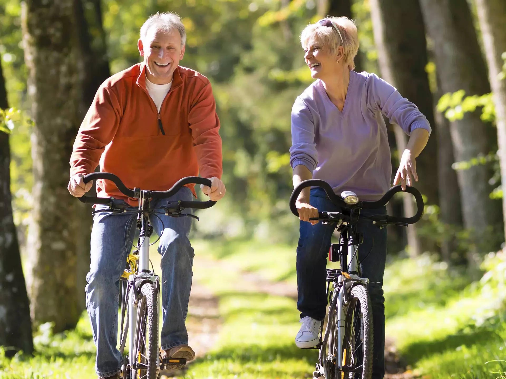 Radfahrer im Wald - © kzenon, iStockphoto.com im Urlaub in Thüringen eine Radtour im Wald unternehmen