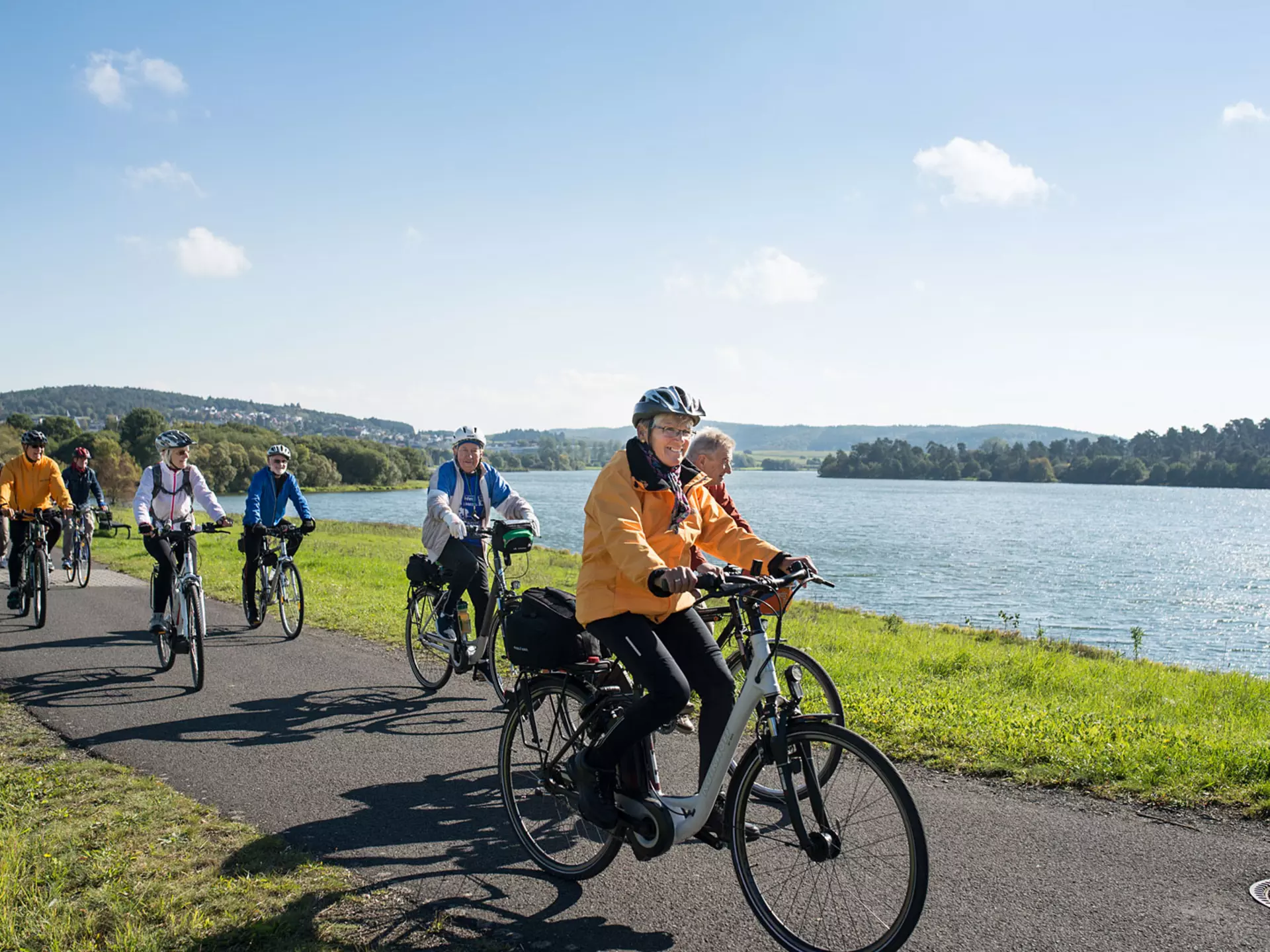 Rad fahren an der Lahn - © HA Hessen Agentur GmbH, Paavo Blåfield Aktivurlauber entdecken das Lahntal mit dem Fahrrad.