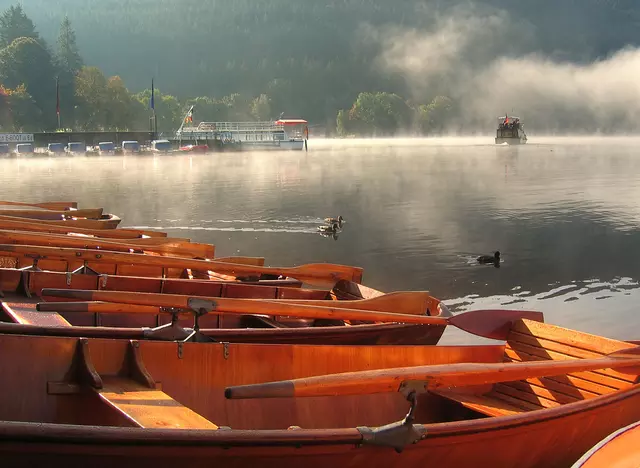 im Uraub auf dem Bauernhof im Schwarzwald einen Ausflug zum Titisee unternehmen und vom Seeufer einen herrlichen Ausblick genießen